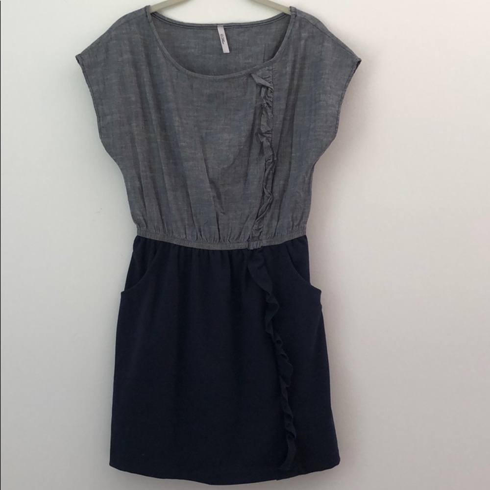 Short/no sleeve dress